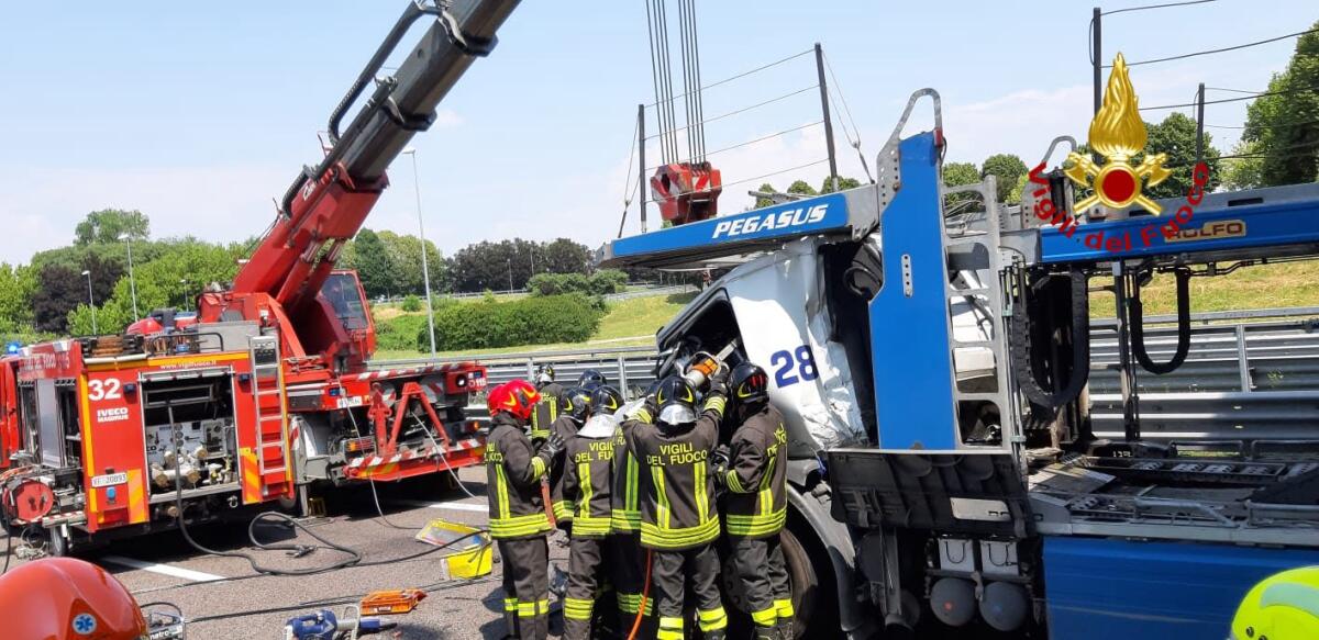 Incidente in A4: intrappolato tra le lamiere l'autista di una bisarca - 