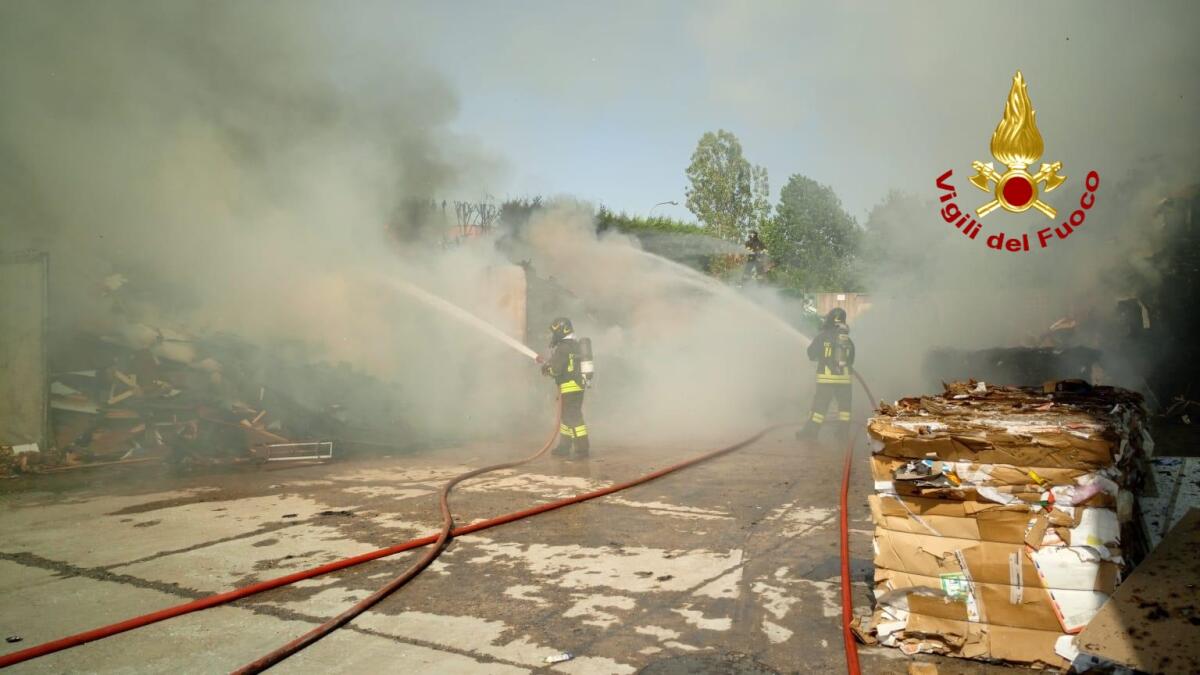 Vasto incendio in azienda, alta colonna di fumo visibile da lontano - 