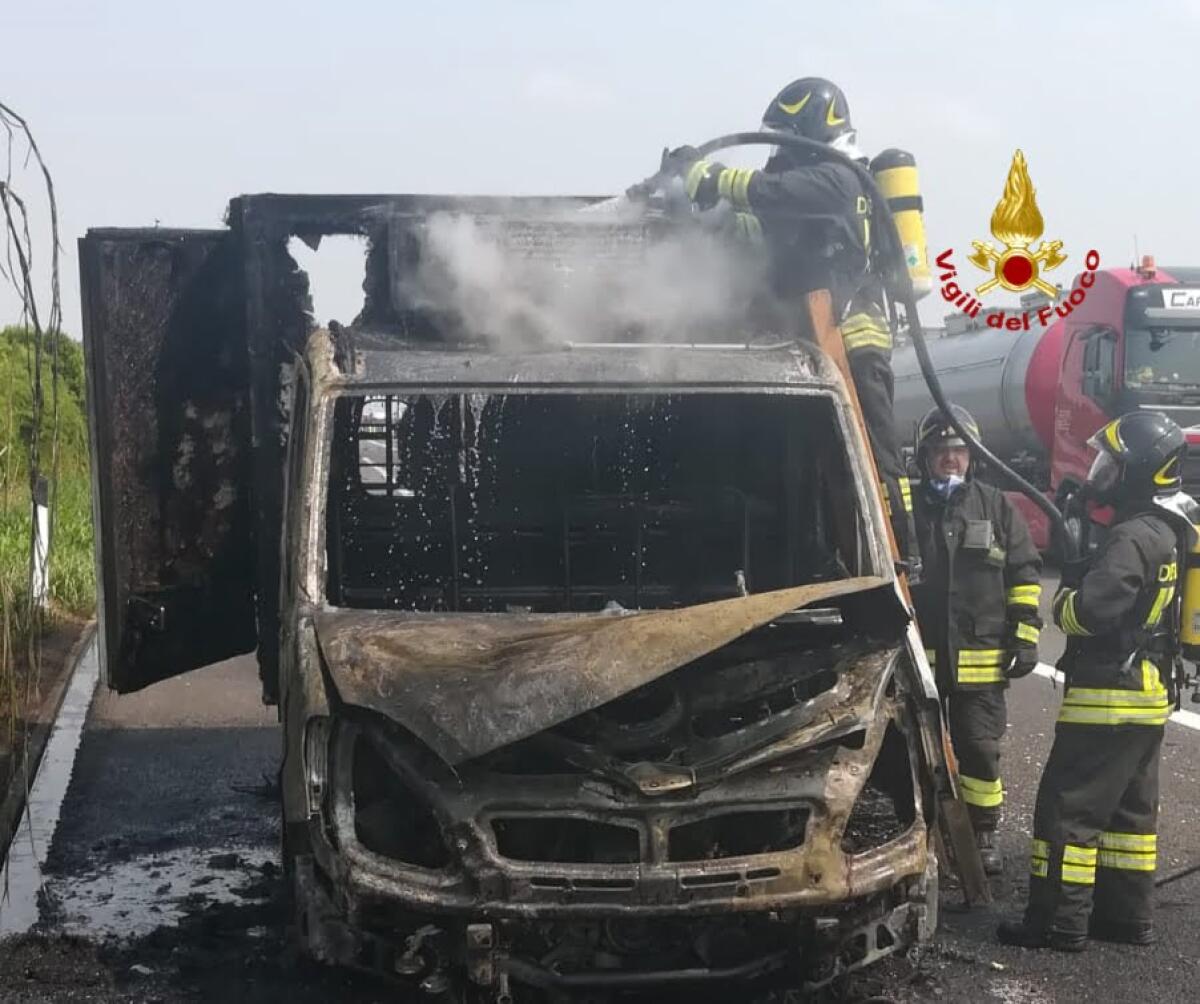 Incendio in A4: furgone frigo avvolto dalle fiamme - 