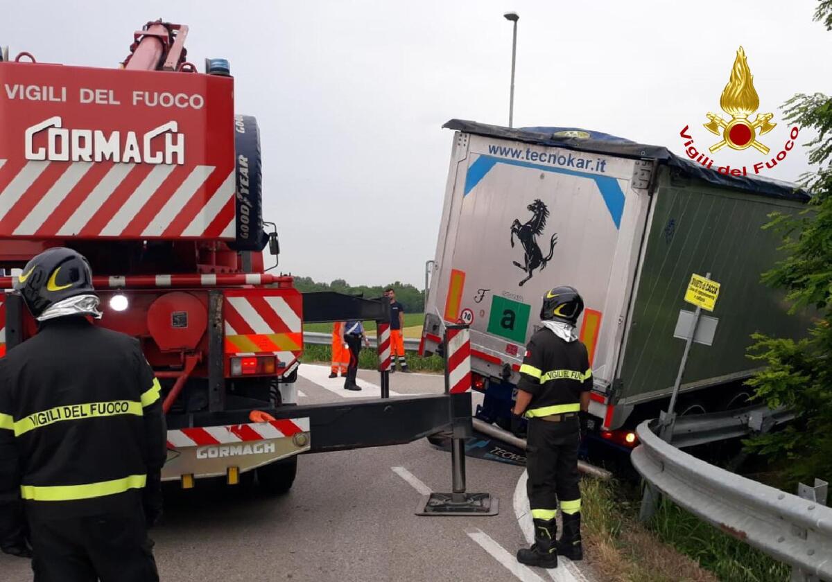 Camion rischia di ribaltarsi, ma lo recuperano i vigili del fuoco - 