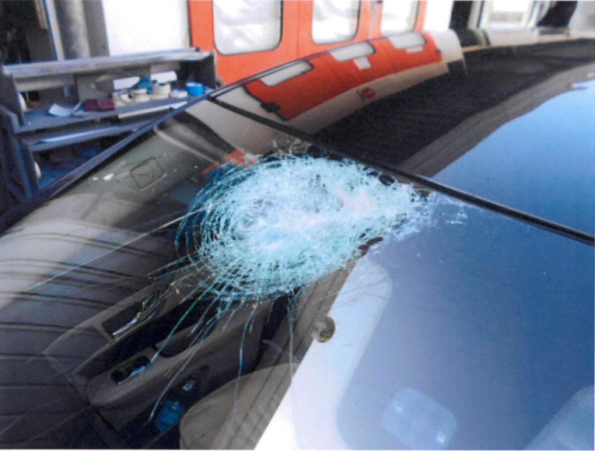 Sasso si stacca dal cavalcavia e piomba sulla Jaguar del 55enne di Caorle - 