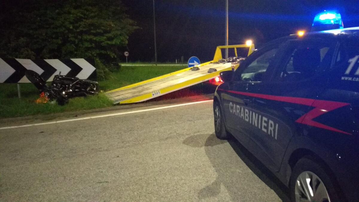 Si schianta con la moto contro la rotonda, deceduto sul colpo - 
