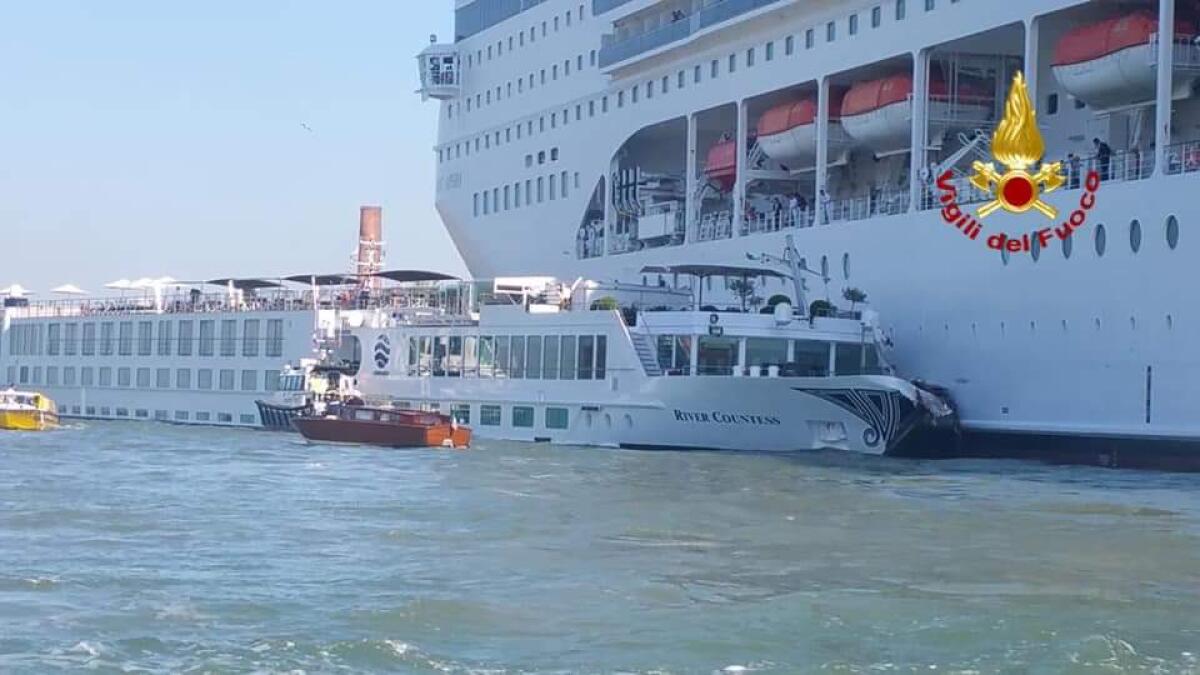 Paura a Venezia, nave da crociera tampona un battello - 