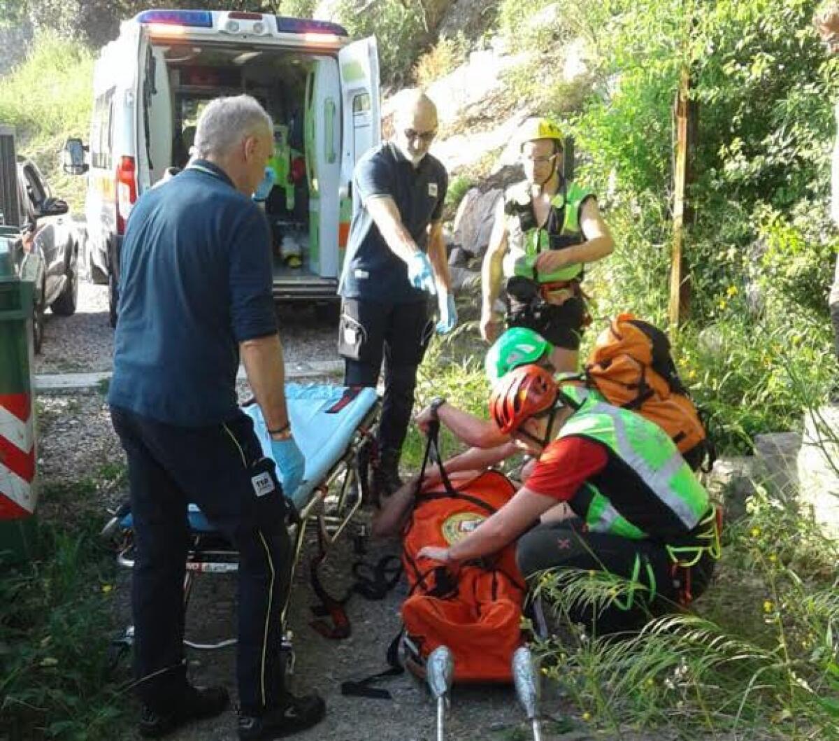 Barcola-Sistiana: 36enne scivola dalla costiera per andare al mare e si ferisce - 