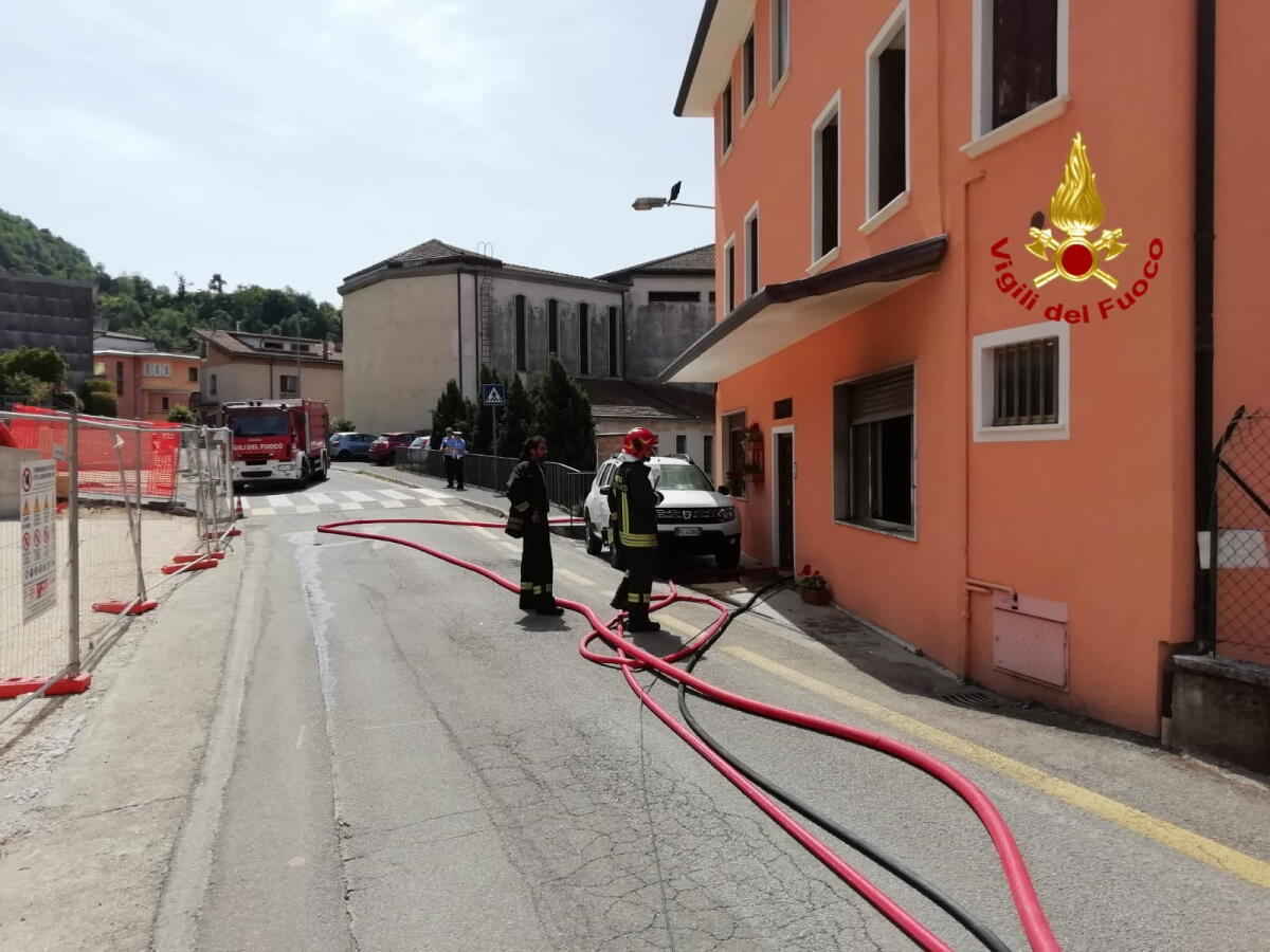 L'abitazione va a fuoco, un giovane esce appena in tempo - 