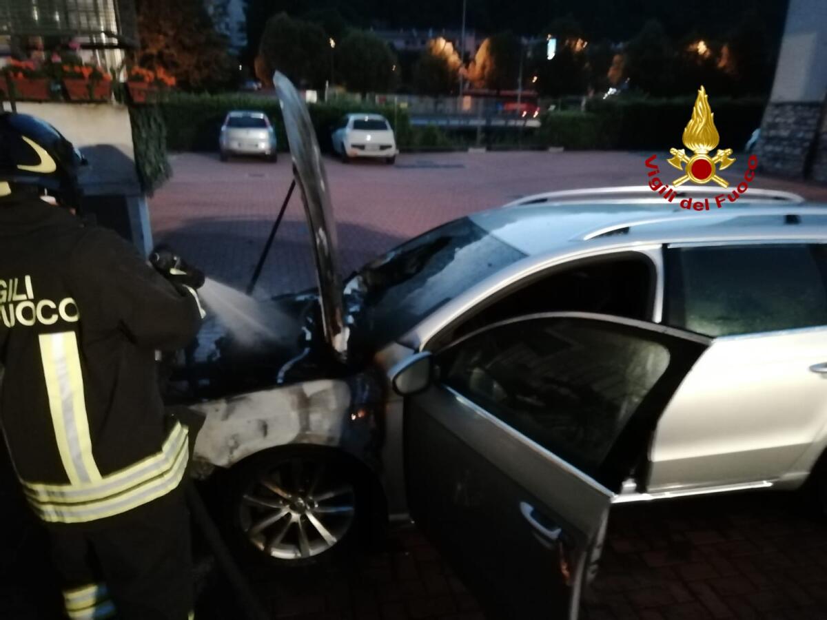 Chiampo: auto a fuoco, pompieri domano l'incendio - 