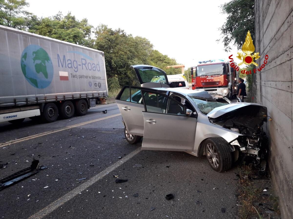 Violento scontro auto camion: ferita una donna - 