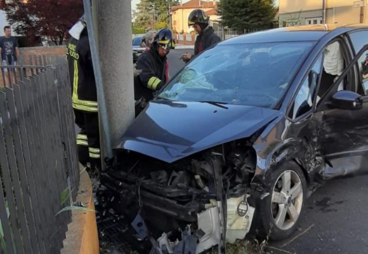 Codroipo: schianto tra auto, 5 feriti tra cui due bambine - 