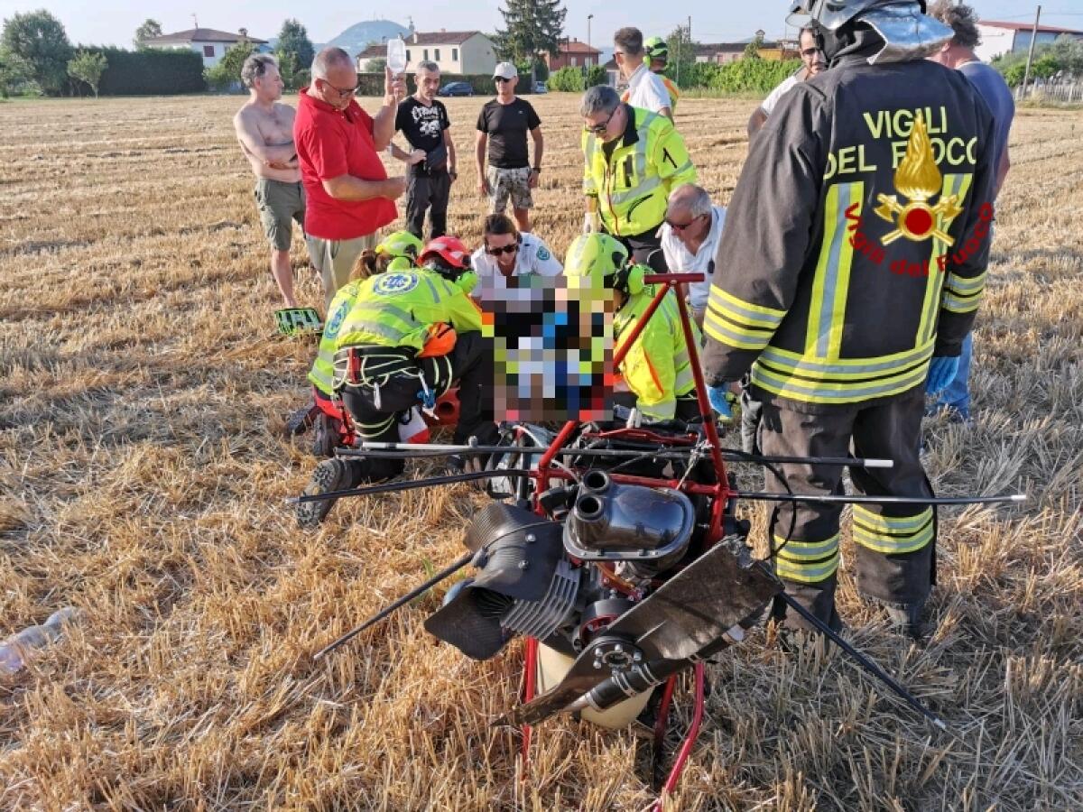 Precipita con il parapendio a motore, ferito il pilota - 