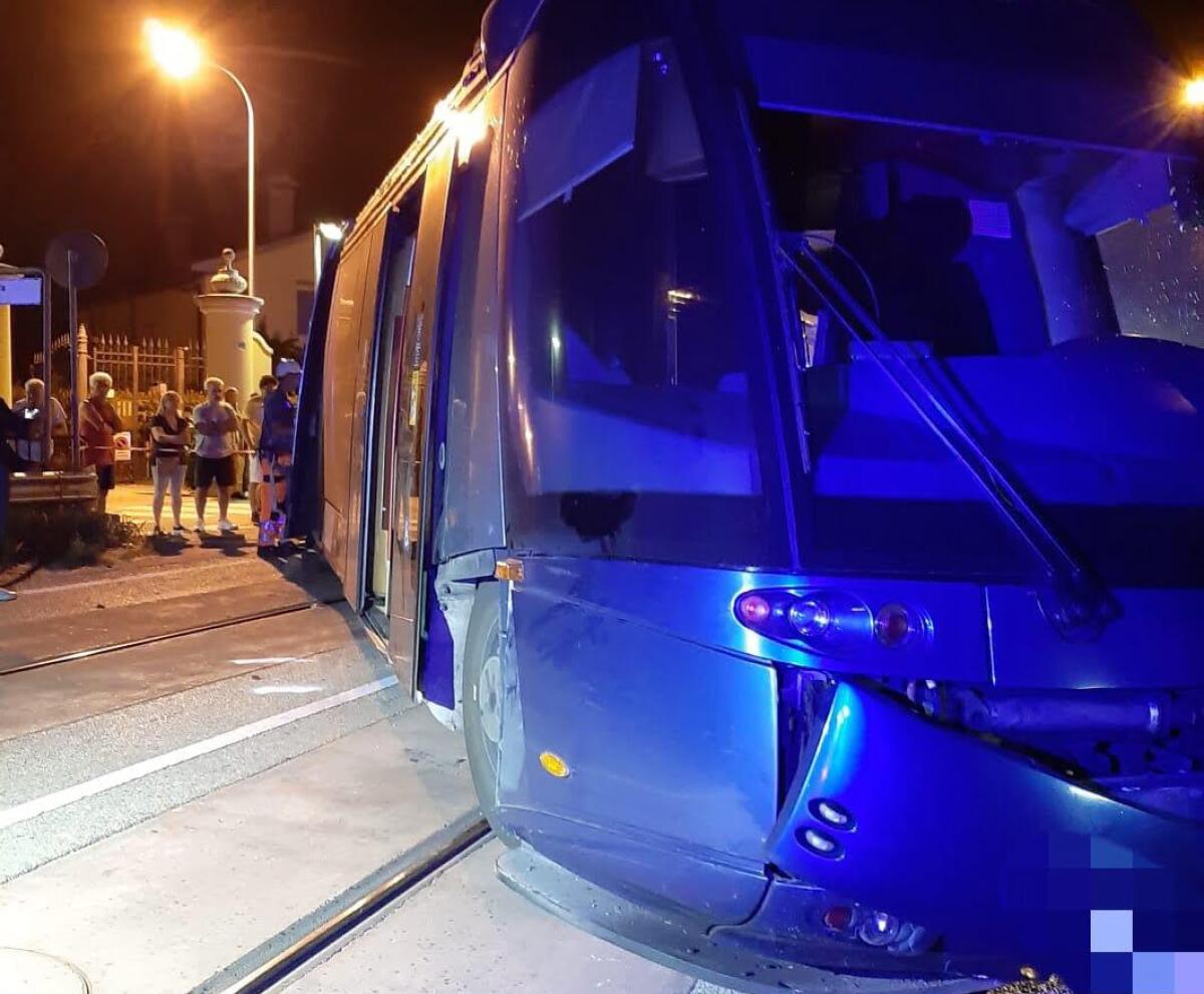 Paura in città : il tram deraglia e finisce nel fossato - 