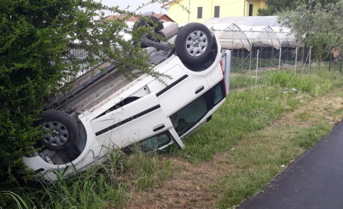 Si ribalta con l'auto e rimane incastrato all'interno - 