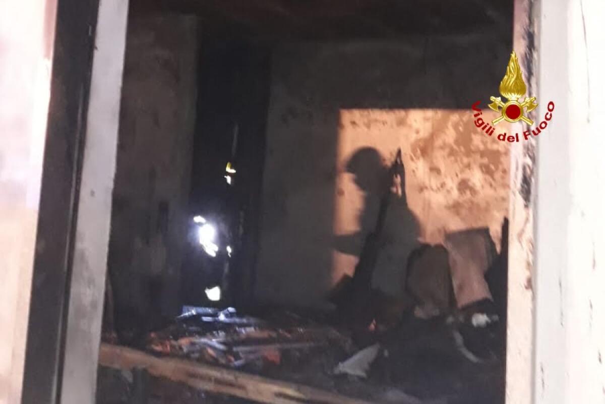 Incendio nella notte in appartamento, anziana ustionata - 