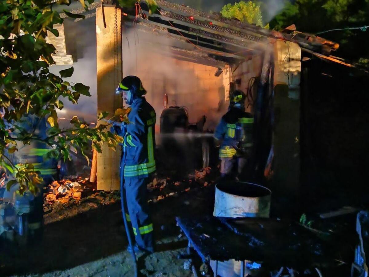 Incendio al ricovero dei mezzi agricoli, ingenti danni e trattori distrutti - 