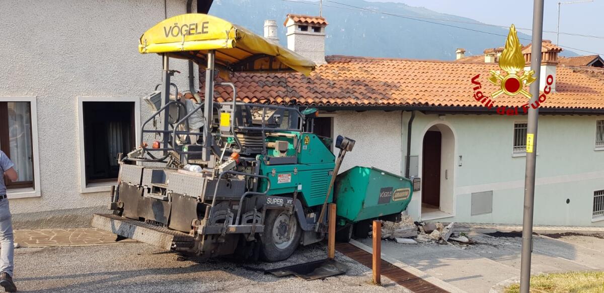 Macchina operatrice sfonda il muro di una abitazione - 