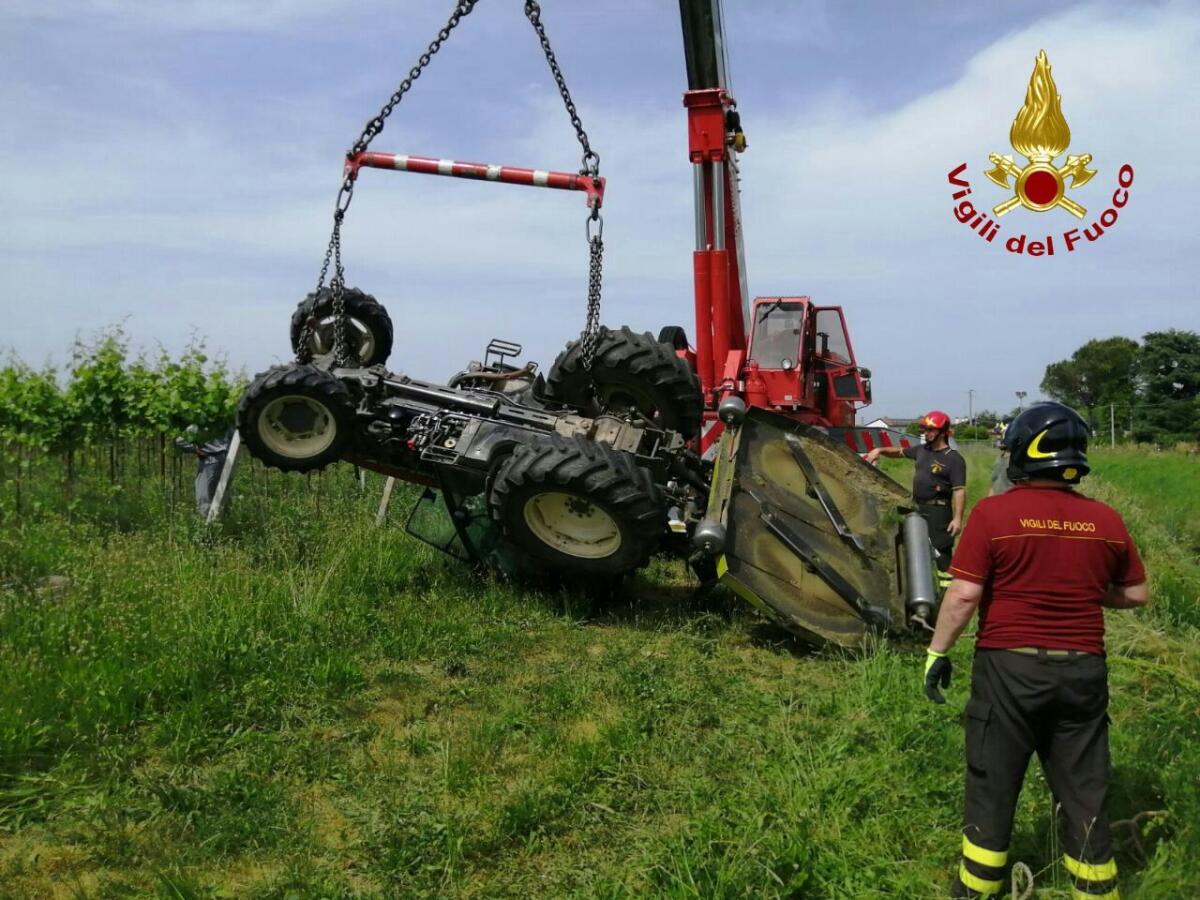 Azzano Decimo: trattore si rovescia durante lo sfalcio dell'erba - 