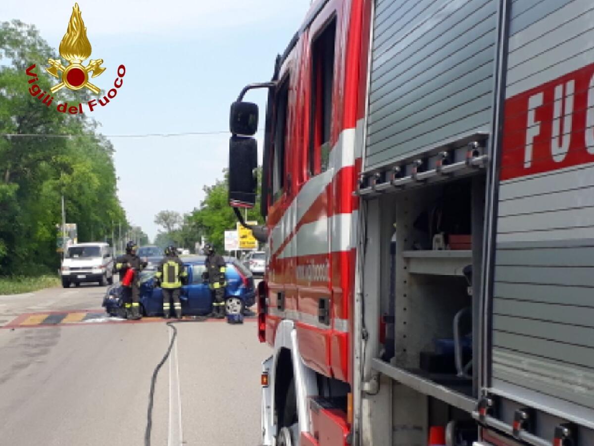 Cordenons: frontale tra due auto che si incendiano. A bordo anche due cani - 