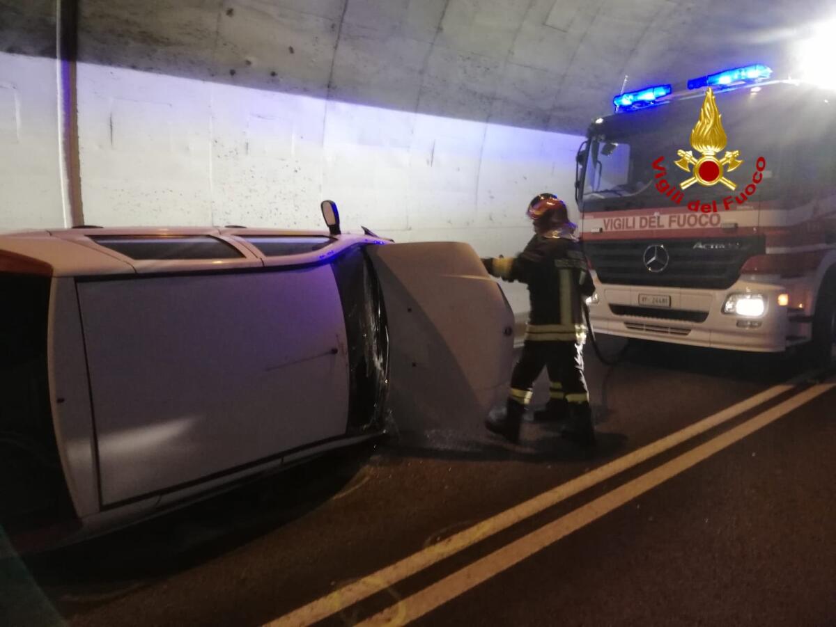 Perde il controllo dell'auto e si rovescia in galleria, due feriti - 