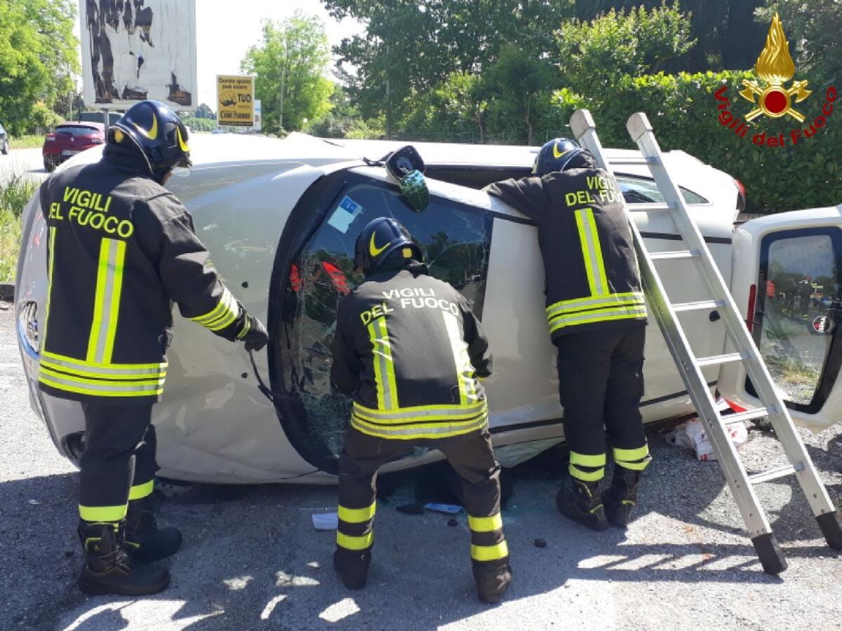 Cordenons: scontro tra due auto, una si cappotta. Donna incastrata all'interno. - 