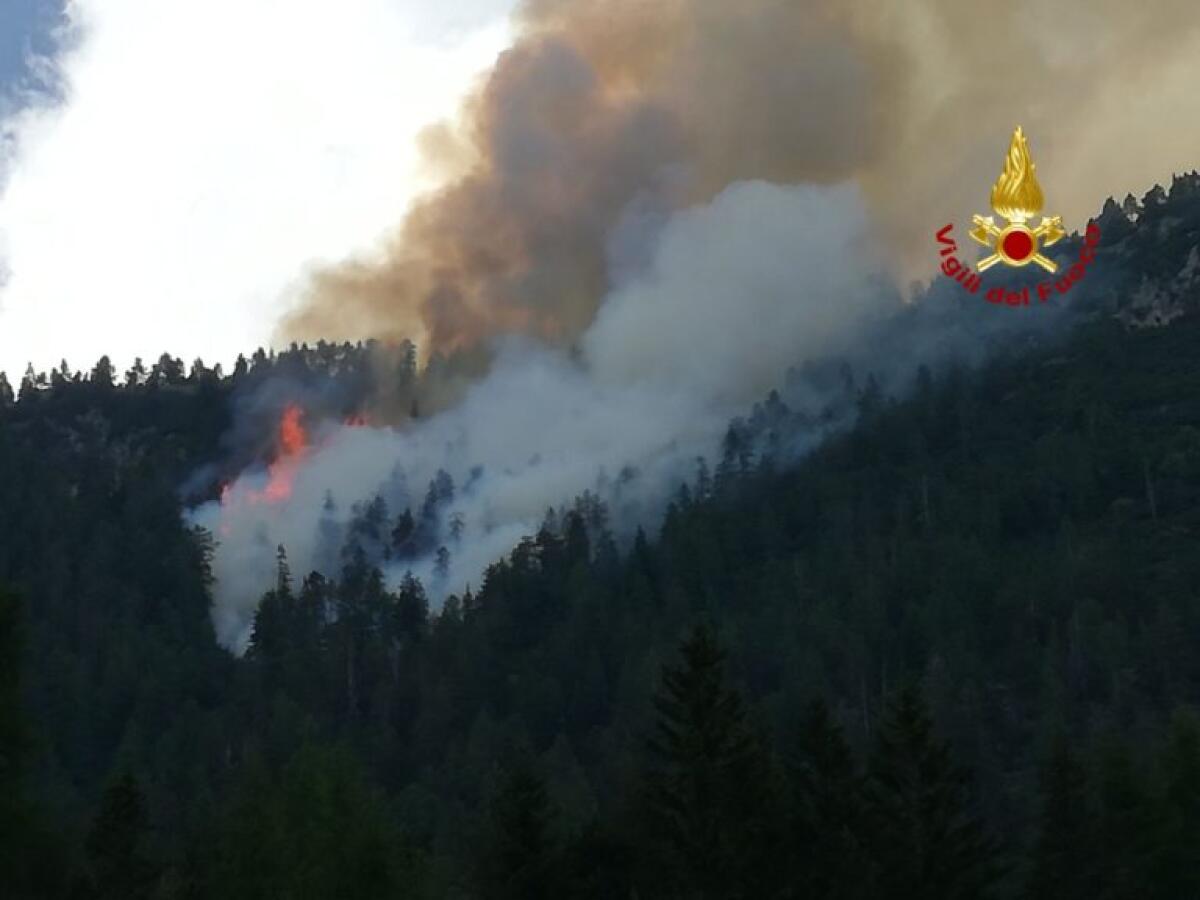 Maxi incendio nei boschi sopra Cortina, esplosi due ordigni bellici - 