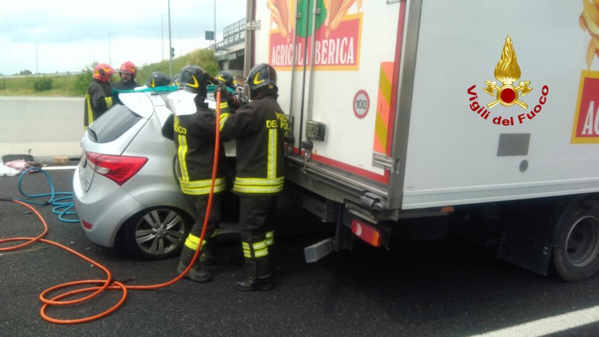 A4: donna muore schiacciata tra le lamiere dopo aver tamponato un camion - 