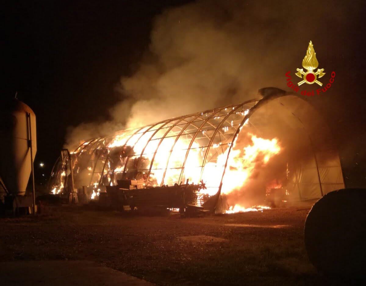 Enorme incendio in tensostruttura, a fuoco 300 rotoballe e mezzi agricoli - 