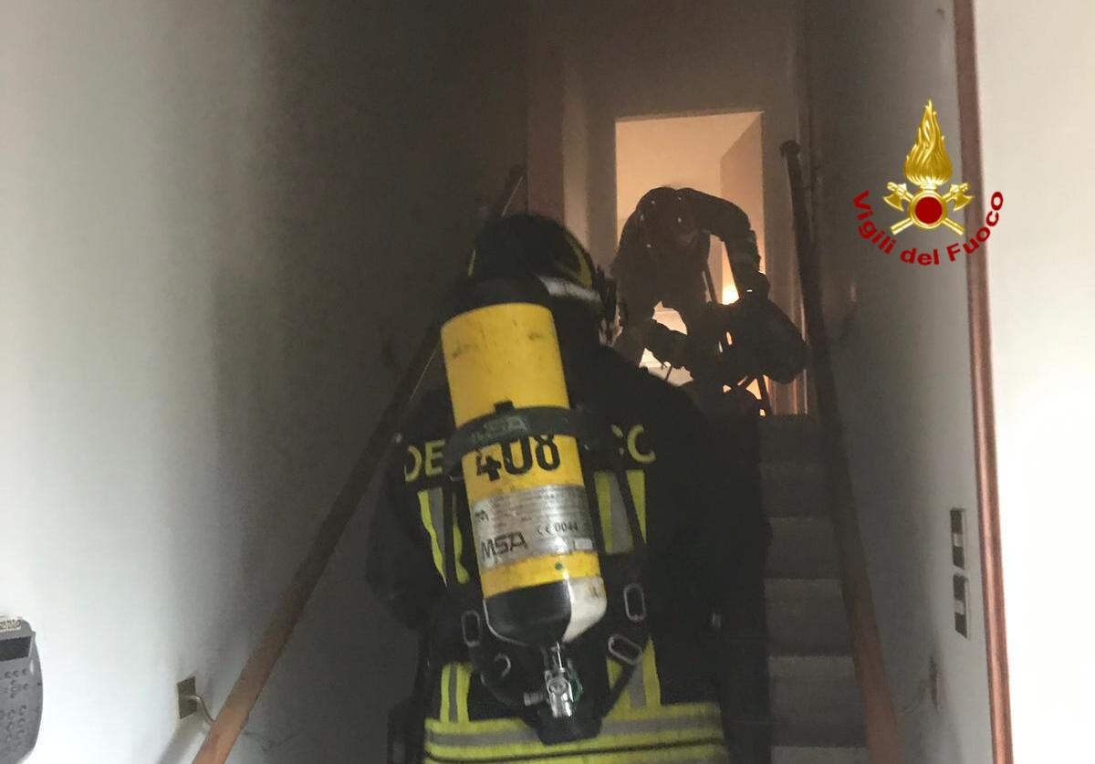 Incendio in abitazione, muore una donna tra le fiamme - 