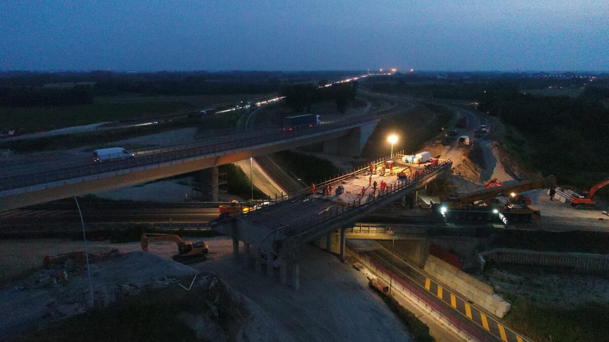 Addio al vecchio cavalcavia del nodo di Palmanova - 