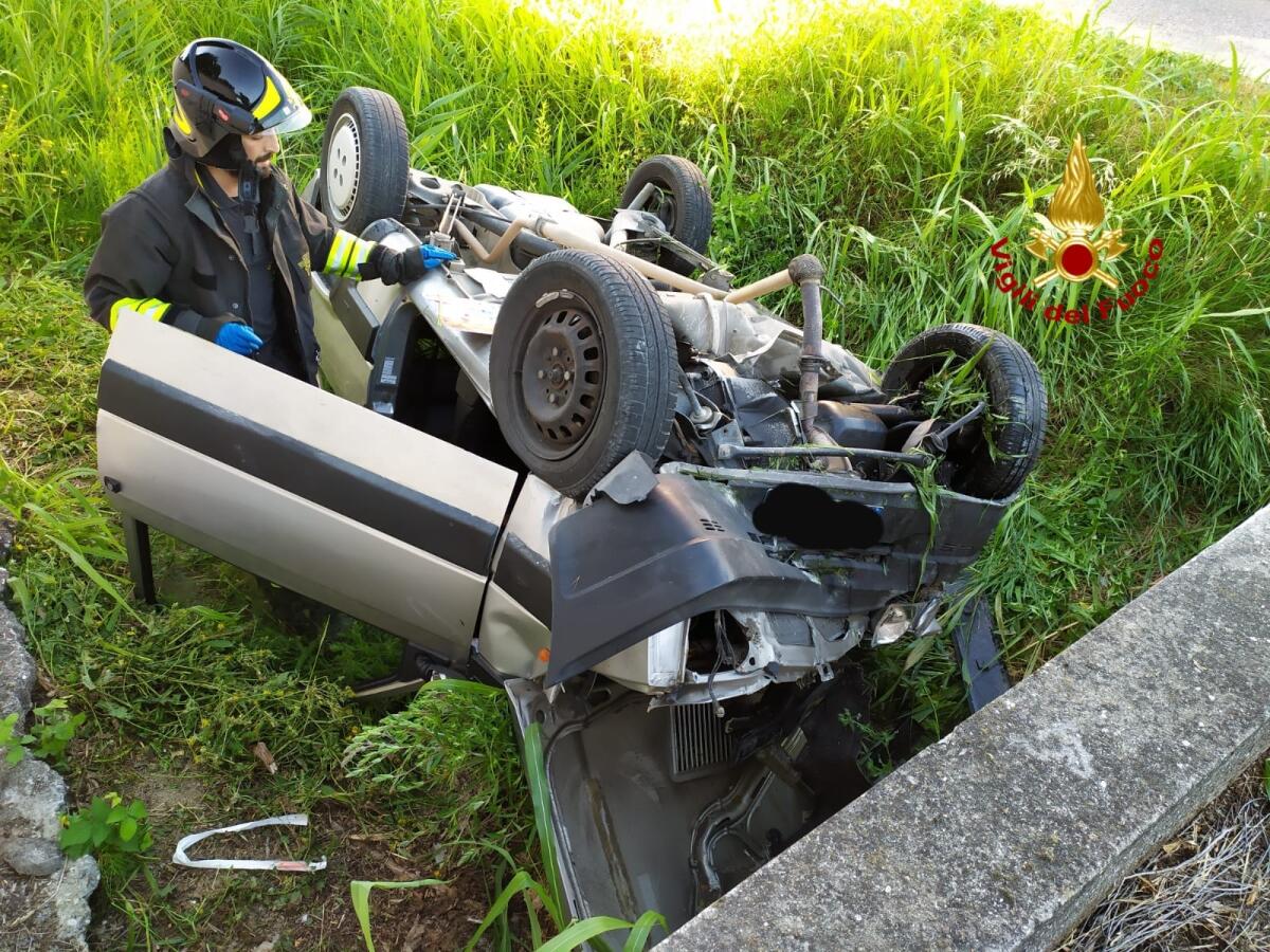 Sossano: finisce con l'auto nel fossato e si rovescia, ferita una donna - 