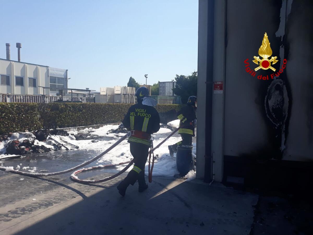 Fossalta di Piave: fiamme alte in azienda, colonna di fumo visibile da lontano - 