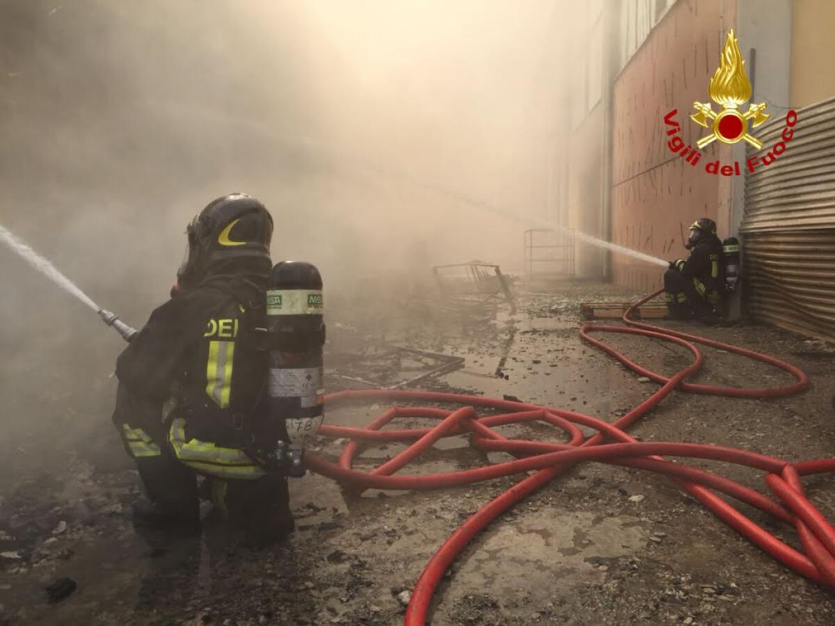 Manzano (UD): incendio al mobilificio, titolare ustionato agli arti - 