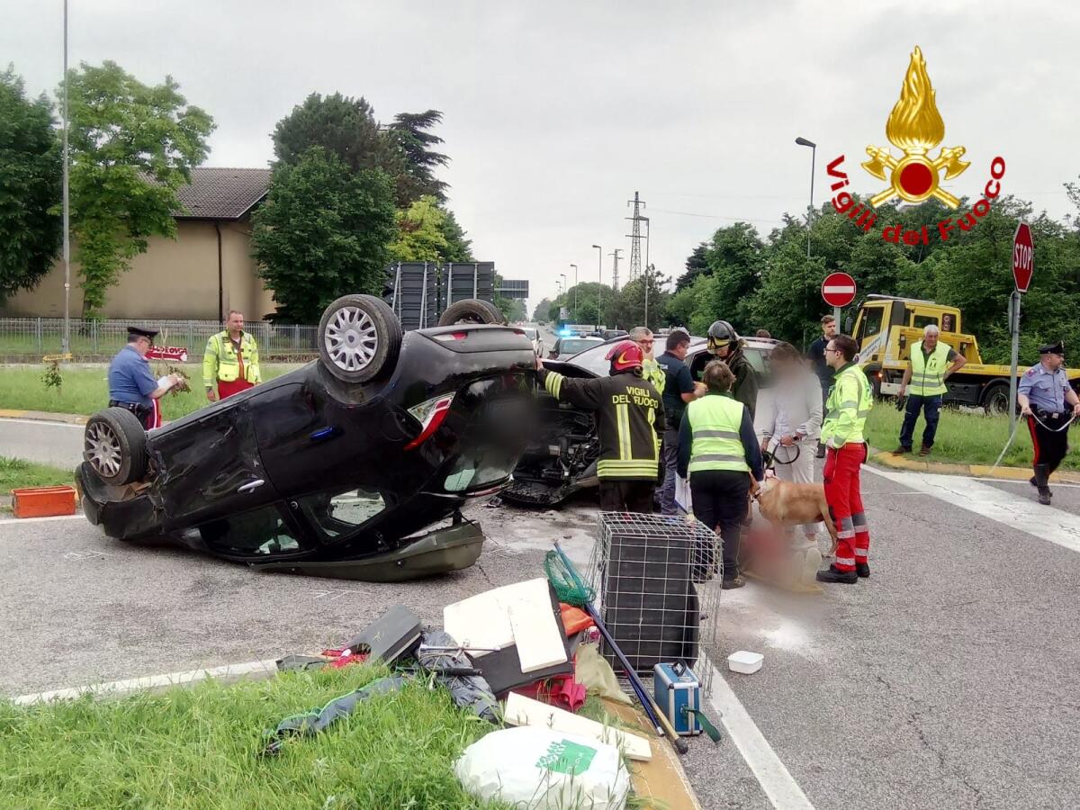 Sistiana: violento scontro tra due auto, una si cappotta e gli occupanti rimangono incastrati - 