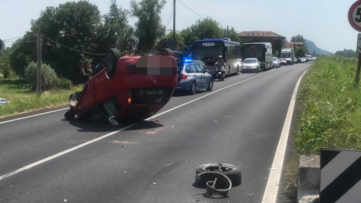 Auto si cappotta, conducente incastrato all'interno - 