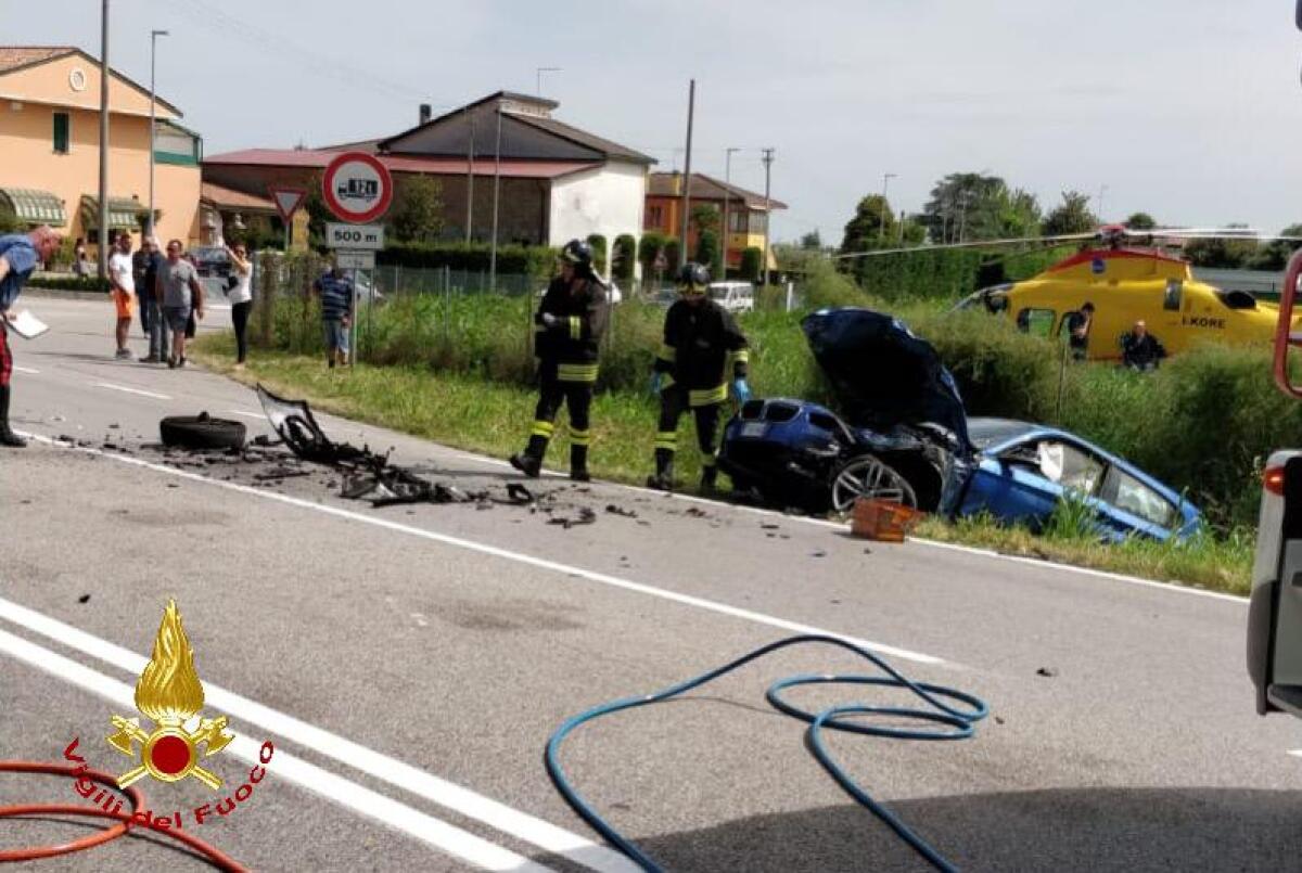 Schianto tra due auto, una finisce nel fossato, conducente incastrato all'interno - 