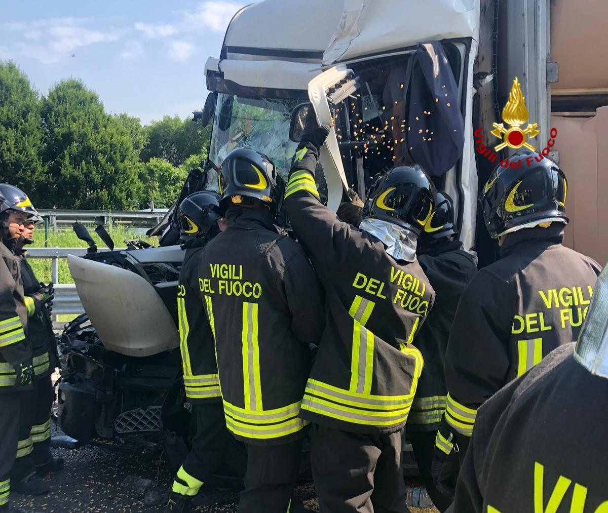 Scontro in A4 tra 4 mezzi pesanti: un morto - 