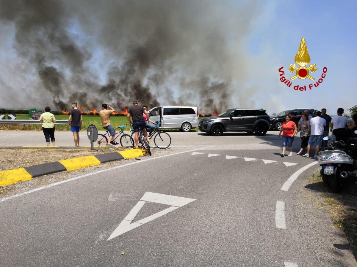 Freni difettosi, il treno appicca fuoco alle campagne. Incendi a raffica - 