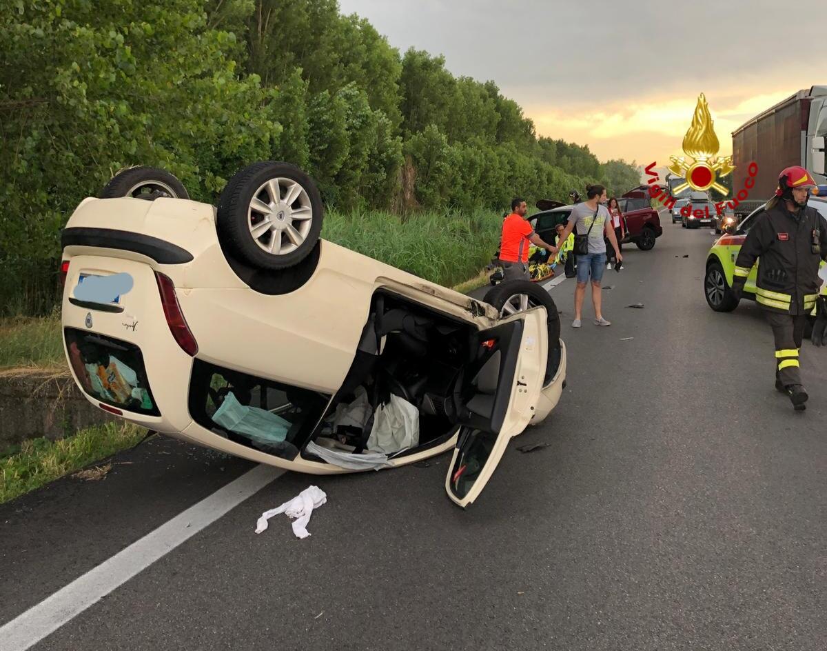 Scontro tra tre auto: due feriti - 