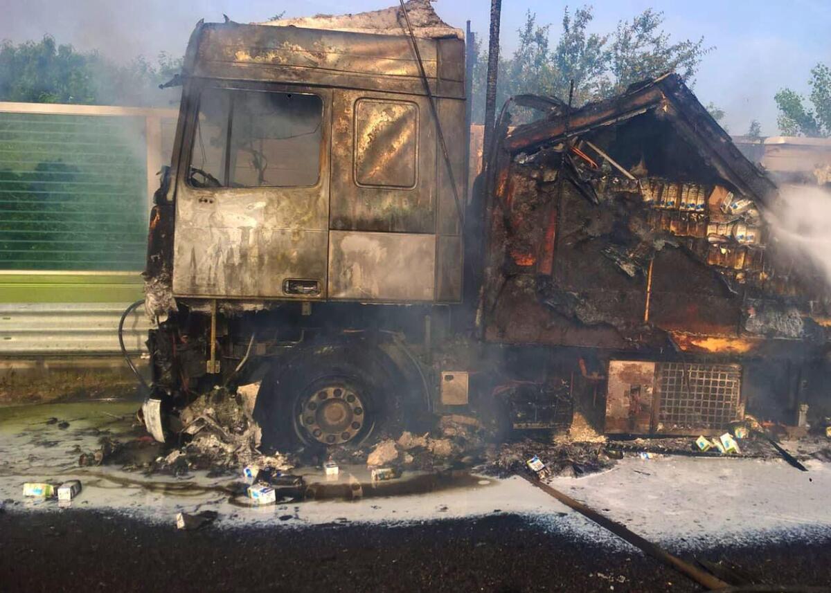 Camion del latte a fuoco, chiusa l'autostrada - 