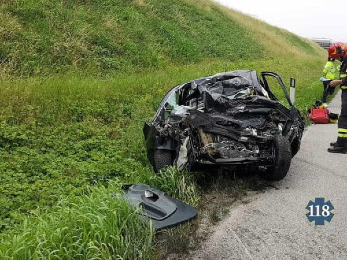 Treviso: terribile scontro frontale auto-camion, muore una donna - 