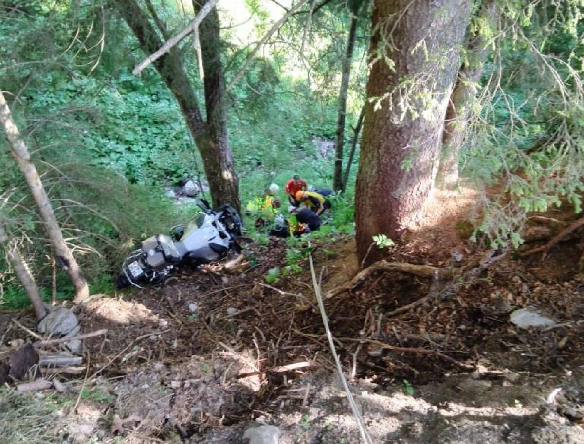 Treppo Ligosullo (Ud):  precipita per 15 metri con la moto nel ruscello, miracolato - 