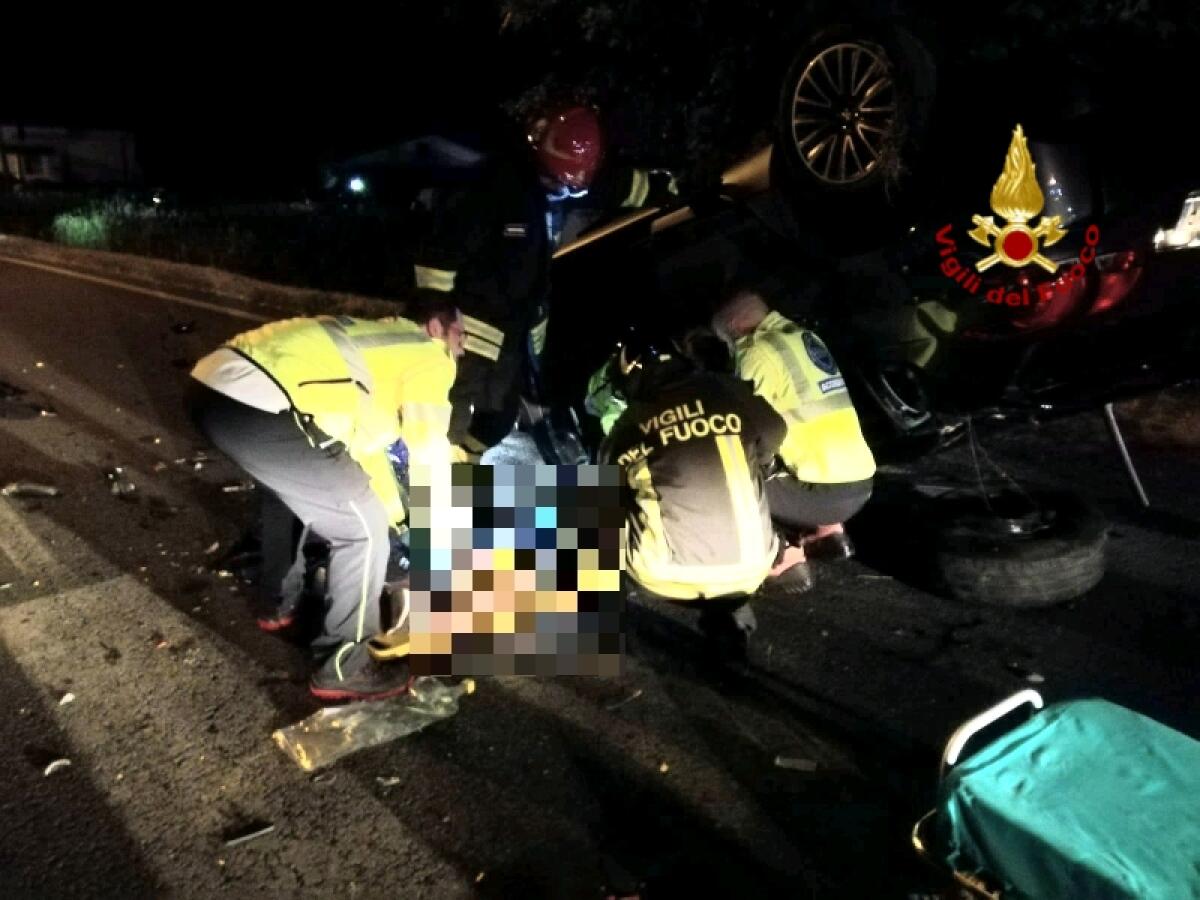 Due auto si scontrano, tre persone finiscono all'ospedale - 