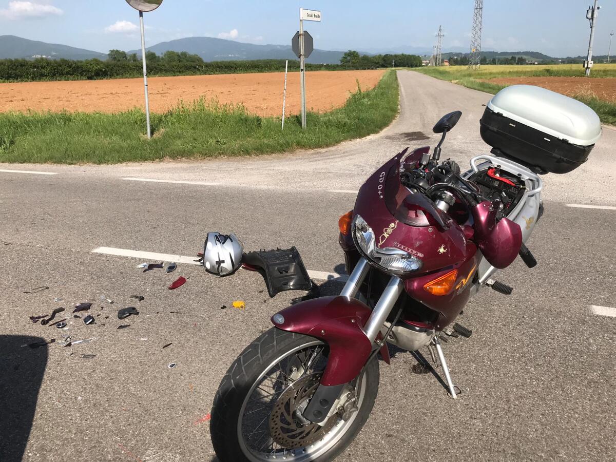 Premariacco: auto e moto si scontrano, centauro finisce all'ospedale - 