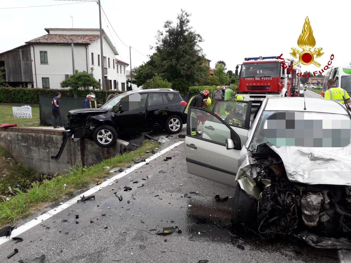 Scontro tra tre auto, due persone incastrate tra le lamiere - 