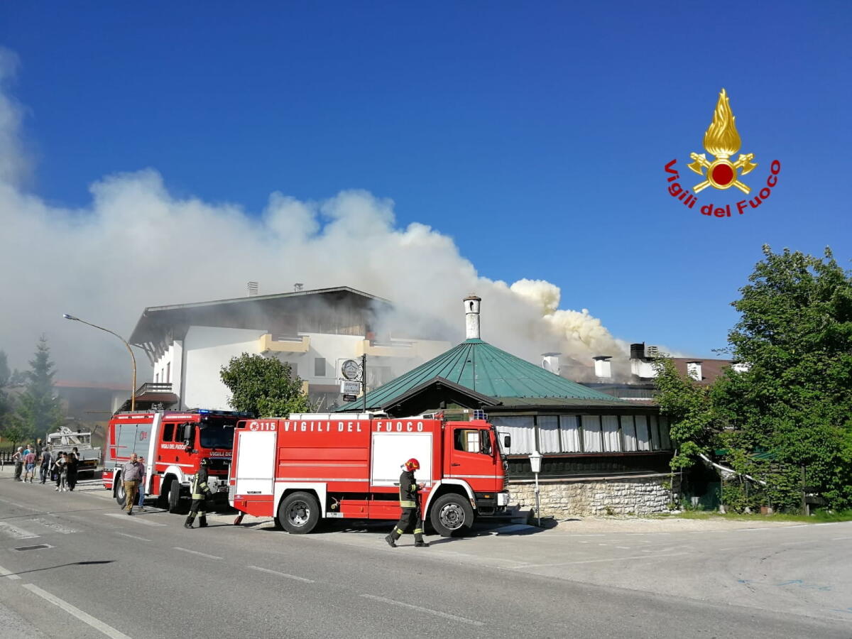 Fiamme alte in abitazione, gran lavoro per i vigili del fuoco - 