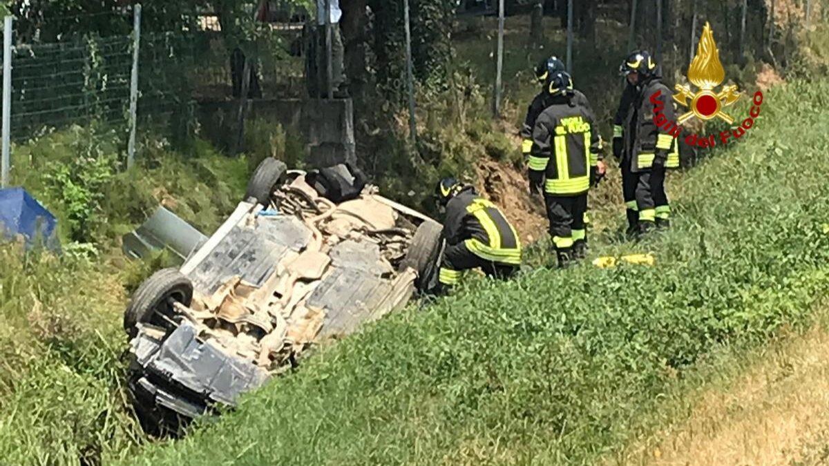 Paura in A4: auto finisce nel fossato e si rovescia, all'interno anche due bimbe - 