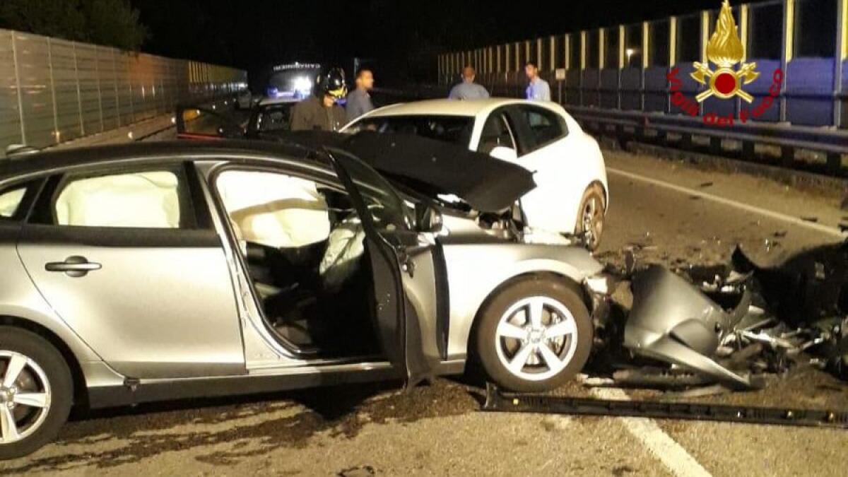 Incidente tra tre auto: 6 persone coinvolte di cui quattro finiscono all'ospedale - 