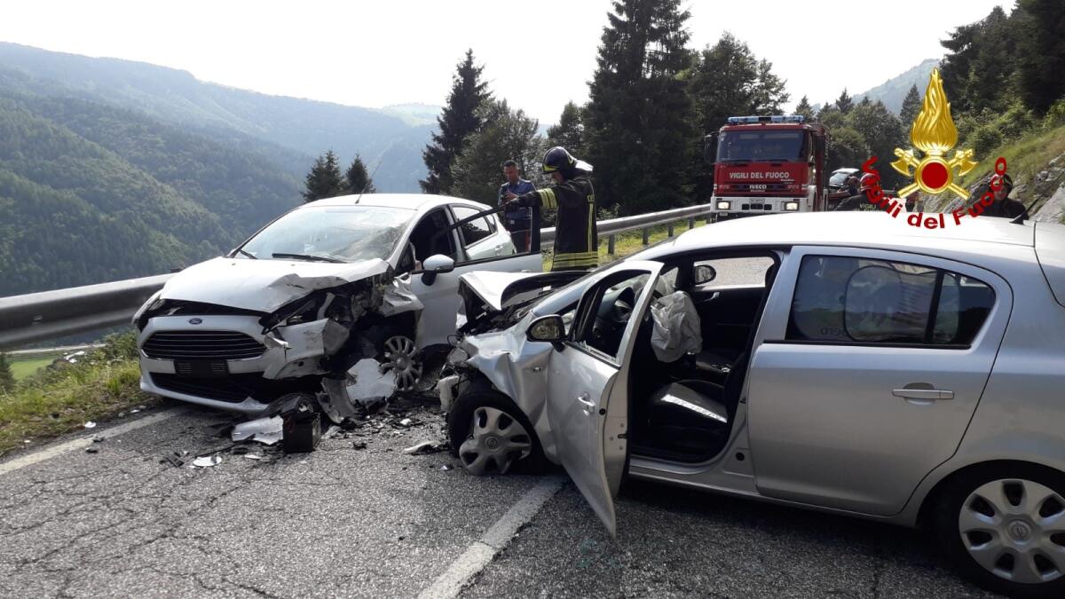 Violento scontro tra due auto: 5 feriti tra cui due minori - 