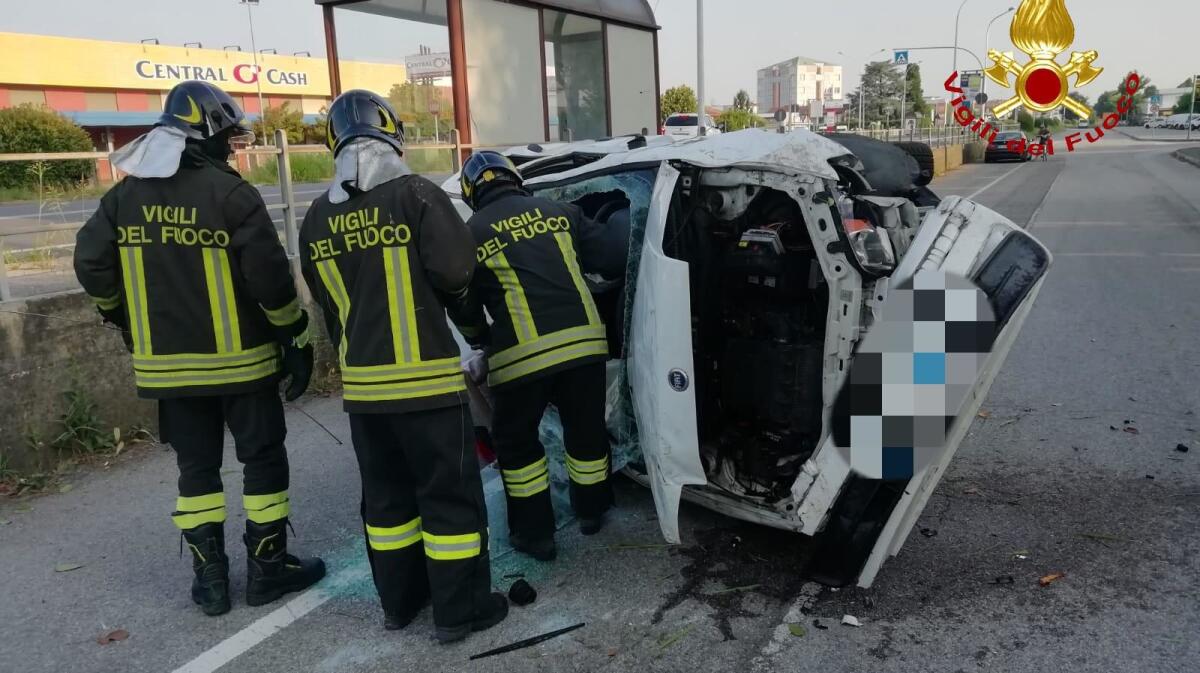 Incidente a Limena: auto si rovescia, ferita la conducente - 