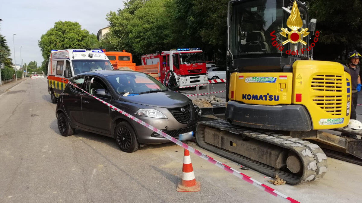 L'auto invade il cantiere e investe l'operaio al lavoro che rimane incastrato nel Pozzetto - 
