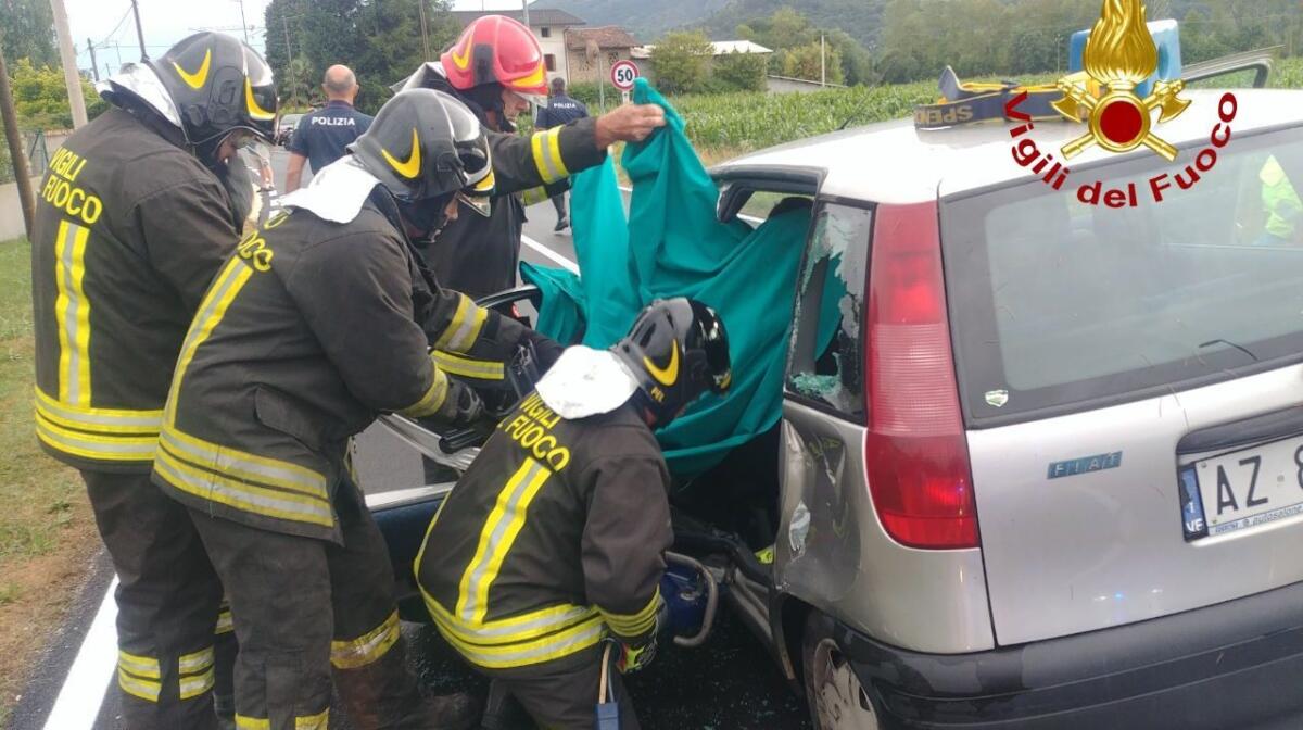 Fontanafredda: incidente stradale tra due auto, una persona incastrata tra le lamiere - 
