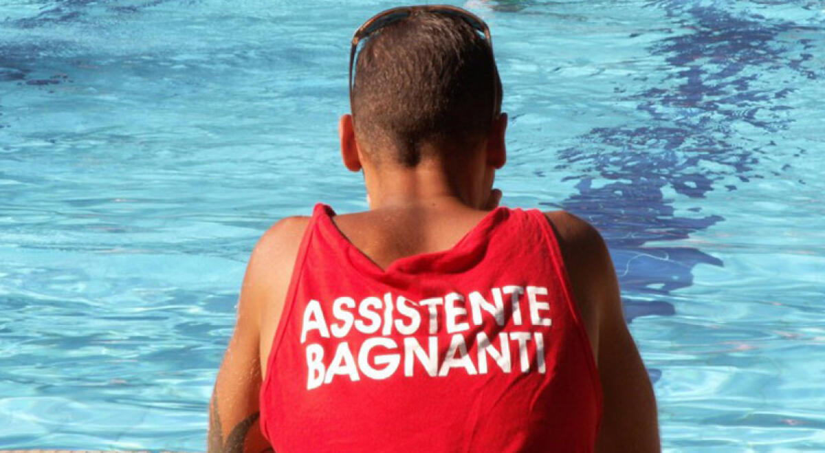 Malore in piscina: 13enne salvata dal bagnino con defibrillatore e massaggio cardiaco - 